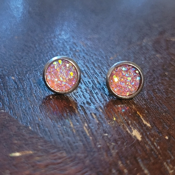 Set of 2 sprakly arcylic crystal earrings. Stainless steel, hypoallergenic. New - Picture 5 of 5